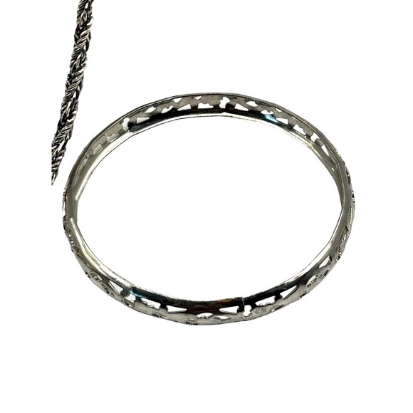 Vintage Silver Tone Flower Pendant Necklace & Bracelet Set.  A9 - Picture 5 of 9